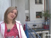 Junge Nürnbergerin vergnügt sich zu Hause mit einem Vibrator 8/16