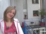 Junge Nürnbergerin vergnügt sich zu Hause mit einem Vibrator 9/16