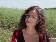 Abenteuerlustige Deutsche masturbiert in der Natur 10/16