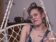 BDSM-affine Deutsche fesselt sich selber und penetriert ihre Muschi 11/16