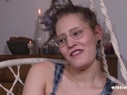 BDSM-affine Deutsche fesselt sich selber und penetriert ihre Muschi 15/16