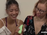 Schöne Rothaarige bringt ihre zierliche Freundin zum Höhepunkt 16/16