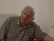 DADDY4K. Mädchen hat tollen Sex mit altem Mann, wenn ihr Freund nicht da ist 1/16