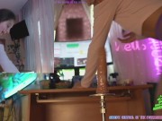 hd трахнутая на всю голову мадам не смогла совладать со стихией и сквиртила прямо на пол онлайн 14/16