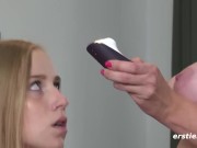 Heiße deutsche Blondine bringt Freundin 2 mal zum Orgasmus 9/16