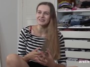 Österreichische Studentin reitet ihren Lieblingsdildo 13/16