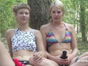 Deutsche Mädels vögeln mit Strap-On im Wald 11/16