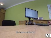 VIP4K. Verführerische Geldangelegenheiten des Charmeurs lassen sie komplett nackt werden 1/16