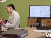 VIP4K. Verführerische Geldangelegenheiten des Charmeurs lassen sie komplett nackt werden 8/16