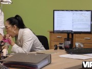 VIP4K. Verführerische Geldangelegenheiten des Charmeurs lassen sie komplett nackt werden 9/16