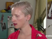 Blondine fingert ihre Muschi hart 14/16