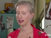 Blondine fingert ihre Muschi hart 15/16