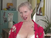 Blondine fingert ihre Muschi hart 2/16