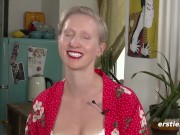 Blondine fingert ihre Muschi hart 3/16