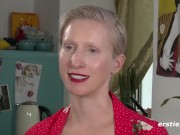 Blondine fingert ihre Muschi hart 8/16