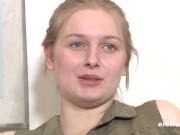 19-jährige deutsche Blondine masturbiert mit dickem Dildo 10/16
