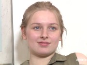 19-jährige deutsche Blondine masturbiert mit dickem Dildo 11/16