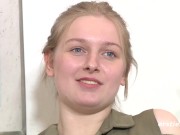 19-jährige deutsche Blondine masturbiert mit dickem Dildo 12/16