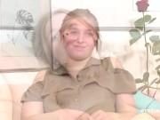 19-jährige deutsche Blondine masturbiert mit dickem Dildo 4/16