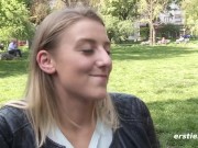 Geile 19-jährige Münchnerin verwöhnt Muschi vor Kamera 15/16