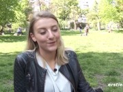 Geile 19-jährige Münchnerin verwöhnt Muschi vor Kamera 2/16