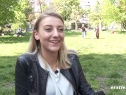 Geile 19-jährige Münchnerin verwöhnt Muschi vor Kamera 3/16