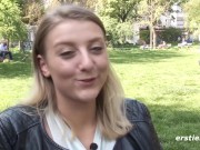 Geile 19-jährige Münchnerin verwöhnt Muschi vor Kamera 5/16