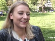 Geile 19-jährige Münchnerin verwöhnt Muschi vor Kamera 6/16