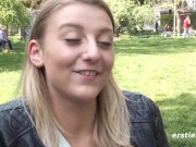 Geile 19-jährige Münchnerin verwöhnt Muschi vor Kamera 9/16