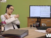 VIP4K. milf es perforada por el acreedor porque el dinero cuesta la penetración del coño 6/16