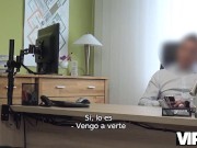 VIP4K. MILF tiene chocho explotado en secreto por el prestamista en su oficina 1/16