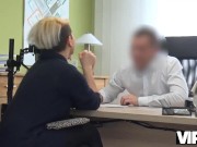 VIP4K. MILF tiene chocho explotado en secreto por el prestamista en su oficina 4/16