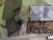 VIP4K. Guy es lo suficientemente hábil para penetrar al cliente con un gran cuerpo 12/16