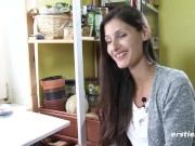 Sinnliche Studentin masturbiert vor Kamera 12/16