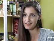 Sinnliche Studentin masturbiert vor Kamera 3/16