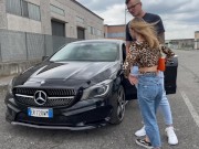 Car sex: Ragazza italiana compra un'auto usata e si scopa il venditore. Dialoghi in italiano