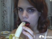 Brunette babe show's her sucking skills on banana 5/16