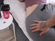 Трахнул большую задницу в домашних штанах с утра пораньше 3/16