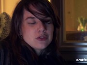 Ersties: Süße Schweizerin masturbiert lecker vor Kamera 3/16