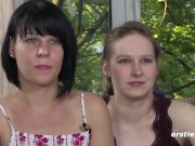 Ersties: Wollustige Mädels probieren ungewöhnliche Toys aus 13/16