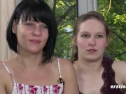 Ersties: Wollustige Mädels probieren ungewöhnliche Toys aus 3/16