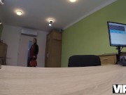 VIP4K. Una rossa con grandi tette viene speronata dal prestatore nel suo ufficio 1/16