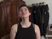 Ersties: Polyamoröse Berlinerin vergnügt sich sinnlich vor Kamera 12/16