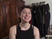 Ersties: Polyamoröse Berlinerin vergnügt sich sinnlich vor Kamera 3/16