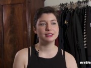 Ersties: Polyamoröse Berlinerin vergnügt sich sinnlich vor Kamera 4/16