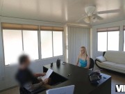 VIP4K. Frau ist immer bereit, sich bohren zu lassen, wenn es ihr Geld bringt 1/16