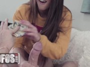 Mofos - Tight Chick Sofie Reyez Offers Her Beautiful Ass To A Stranger In Exchange For Some Cash 7/16