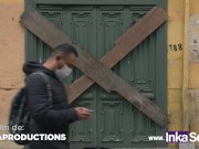 Puta peruana le gusta exhibirse en la calle con máscara de perra de cuero 1/16