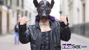 Puta peruana le gusta exhibirse en la calle con máscara de perra de cuero