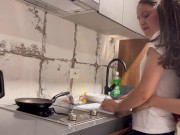 Ella me folla duro y rico mientras le cocino los huevos! 1/16